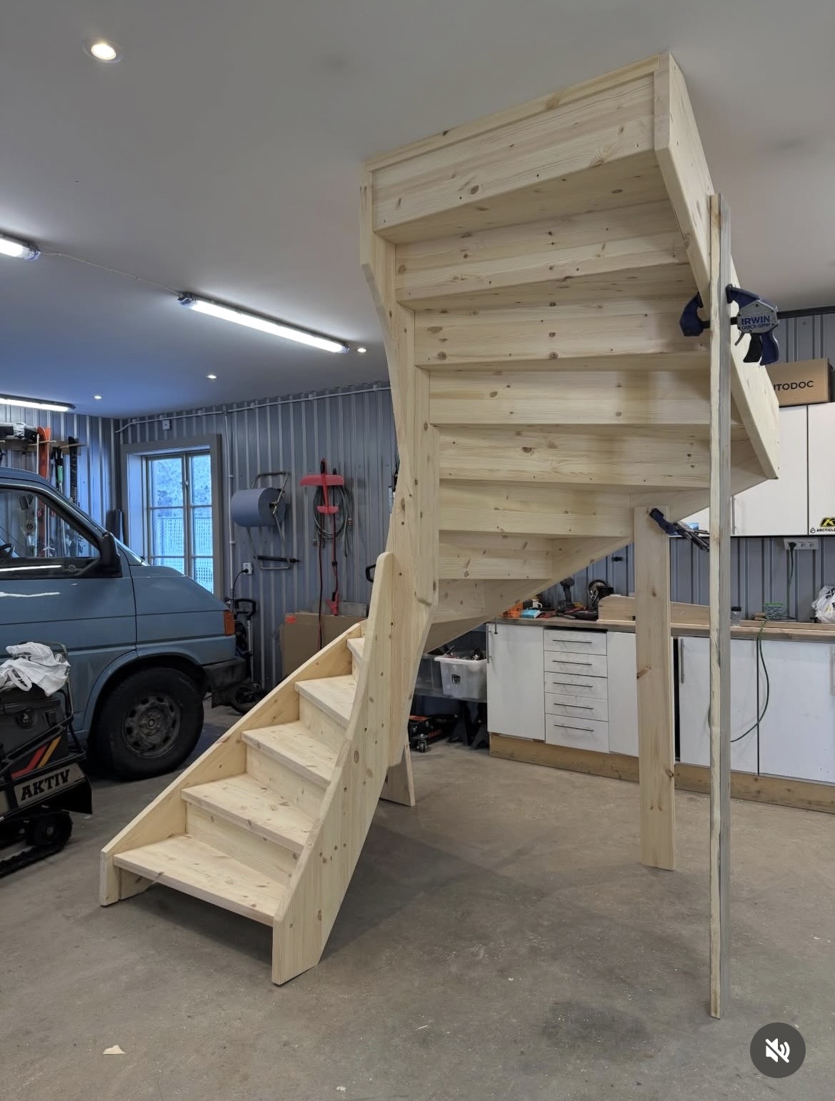 Handbyggt trappräcke i furu – finsnickeri av Aronsgård Bygg & Service